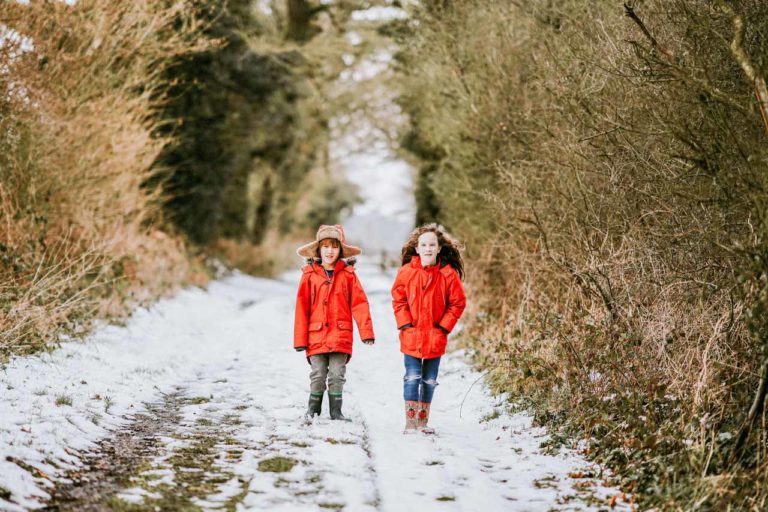 Schneespuren: Kinder auf einem Waldweg