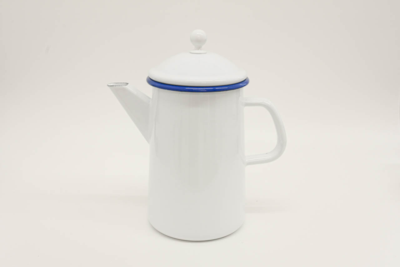 Weisse Karaffe mit Deckel und blauem Rand