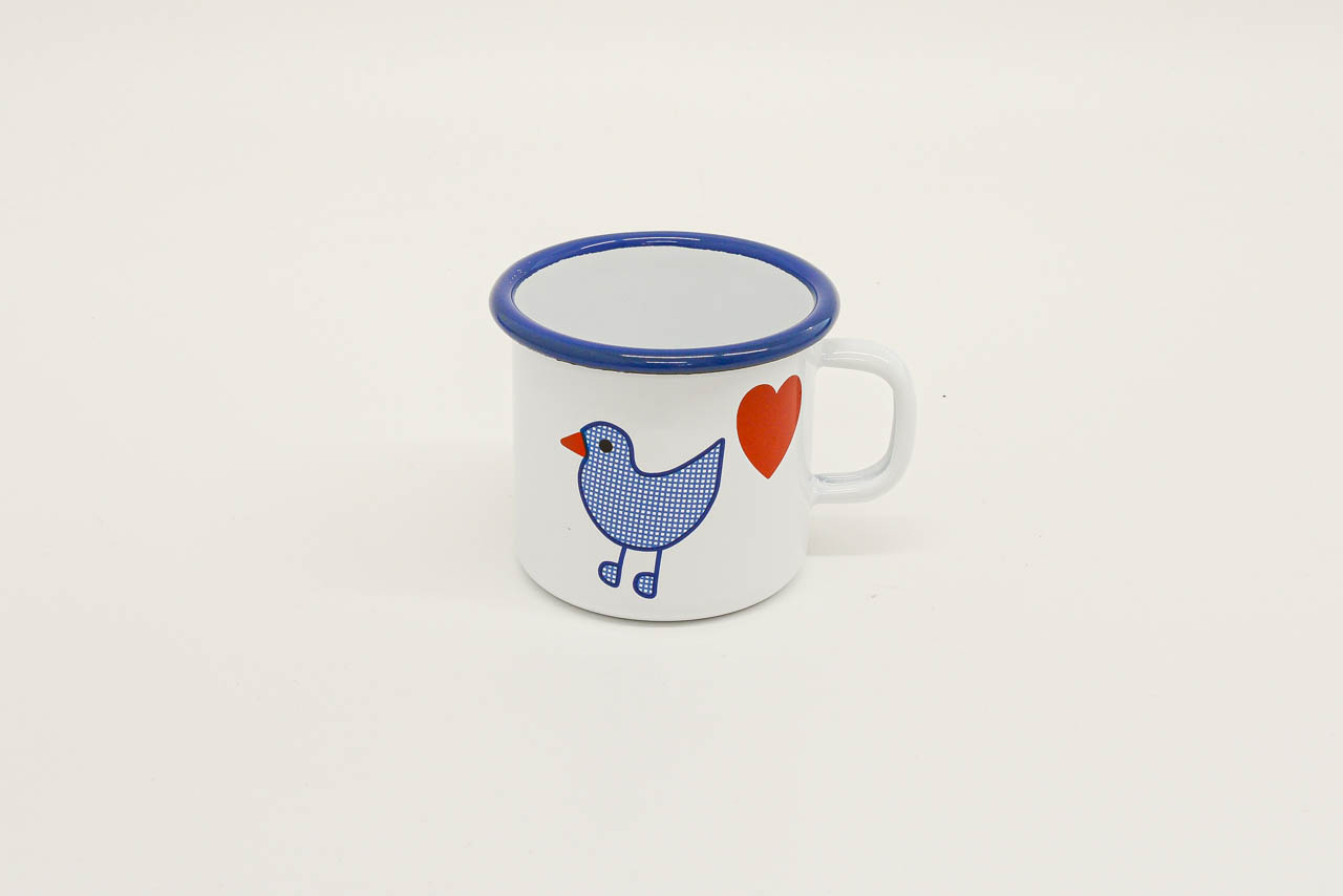 Weisse Tasse mit blauem Vogel und rotem Herz