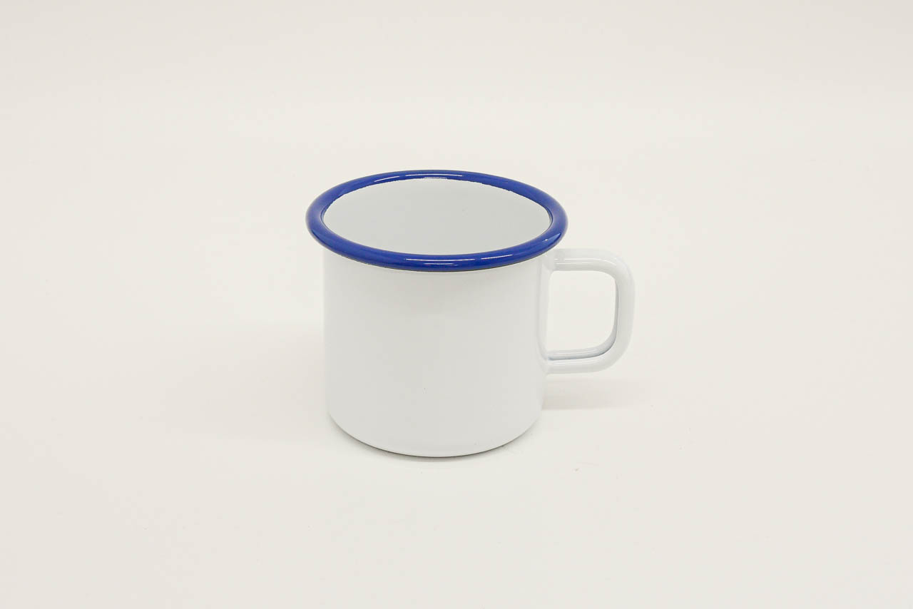Weisse Tasse mit blauem Rand