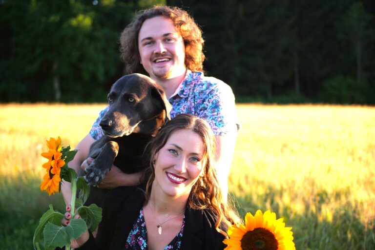 Seline Matter und Samuel Zumbühl mit Hündin Amira in einem Feld