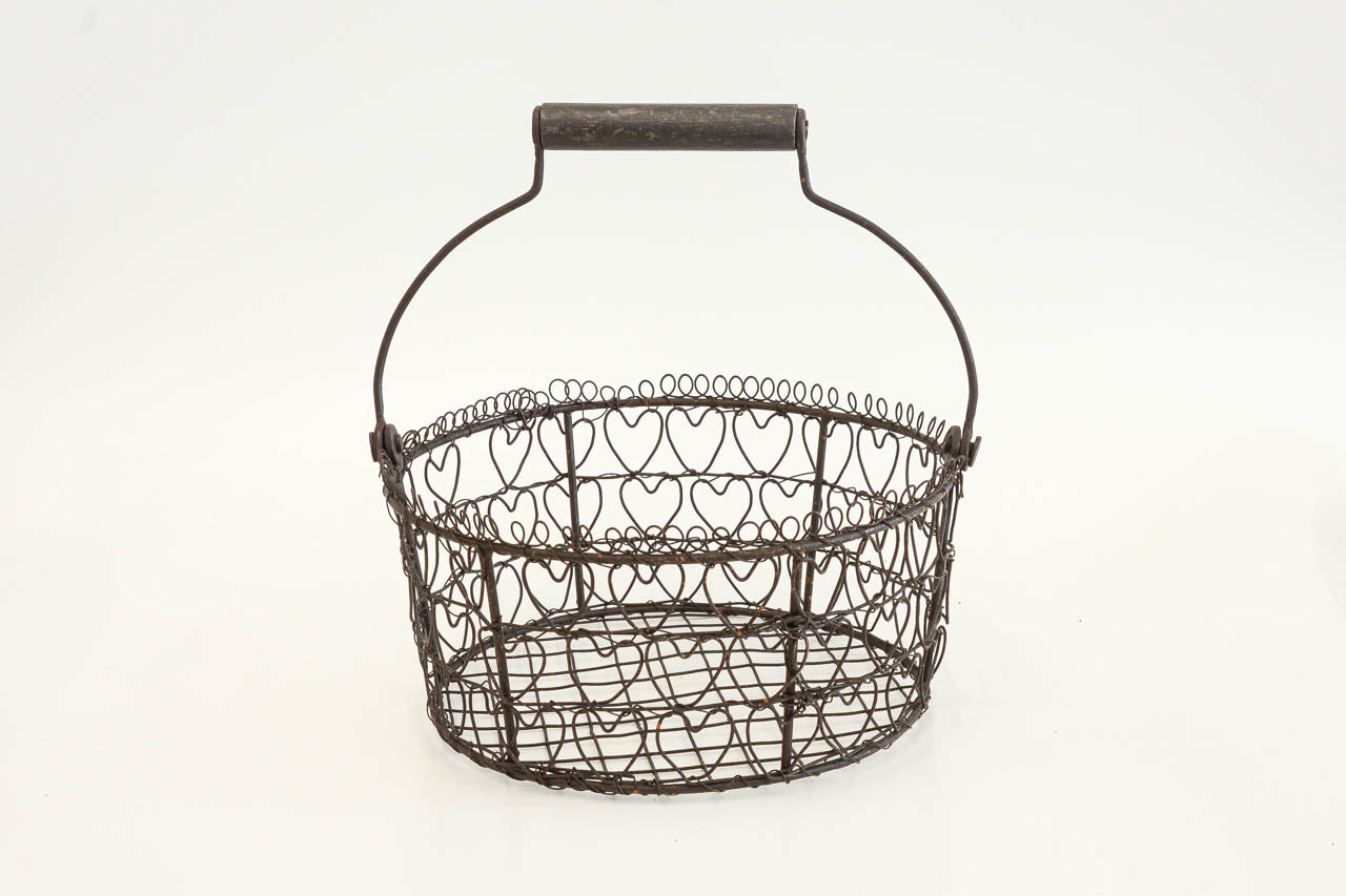 Metallkorb mit Henkel und Blumenmuster