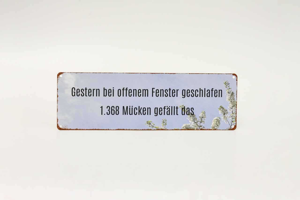 Metallschild mit Spruch zu Mücken