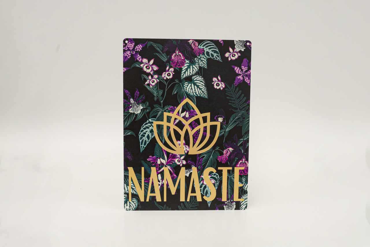 Metallschild in verschiedenen Farben mit goldener Aufschrift NAMASTE
