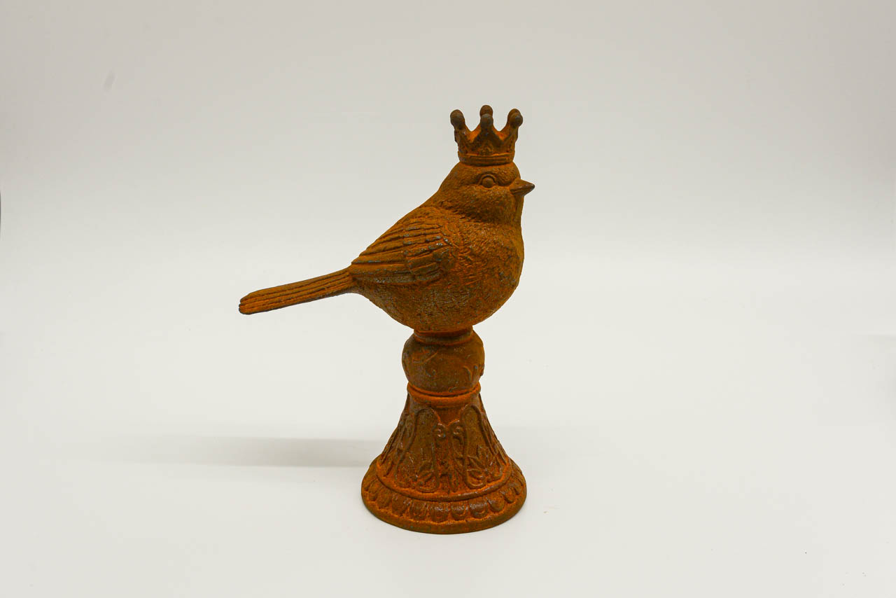 Rostiger Vogel mit Krönchen