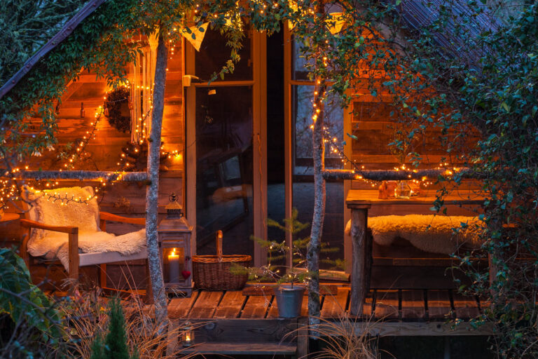 Gartenbeleuchtung: Beleuchtetes Gartenhaus in der Dunkelheit