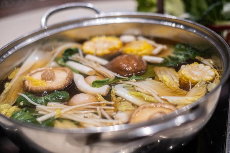 TCM-Ernährung: Suppentopf mit Brühe und Gemüse