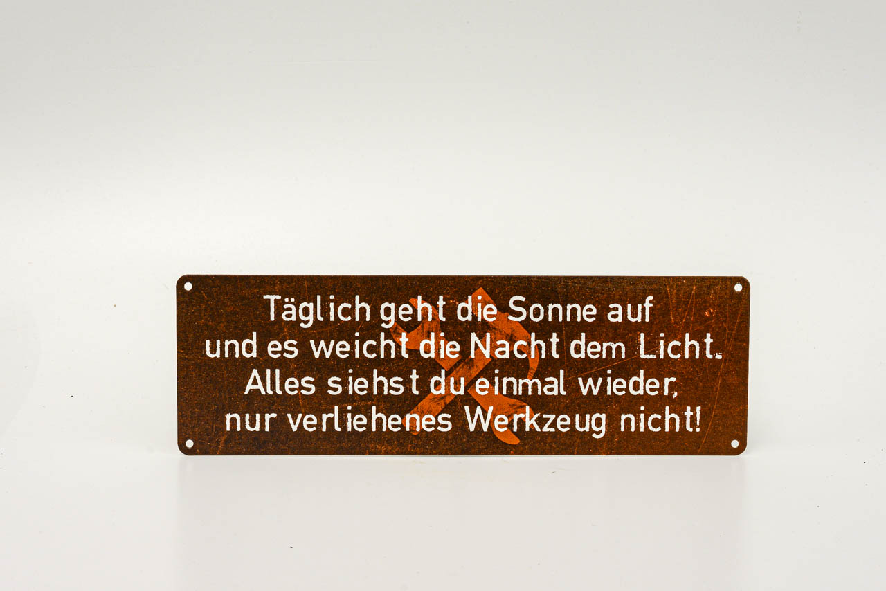 Metallschild mit Spruch zu verliehenem Werkzeug