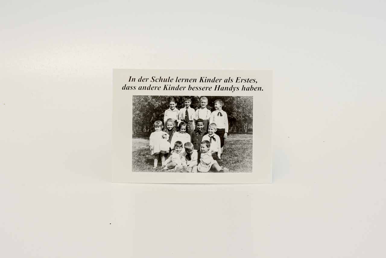 Retro-Postkarte mit Spruch zum Thema Kinder und Schule
