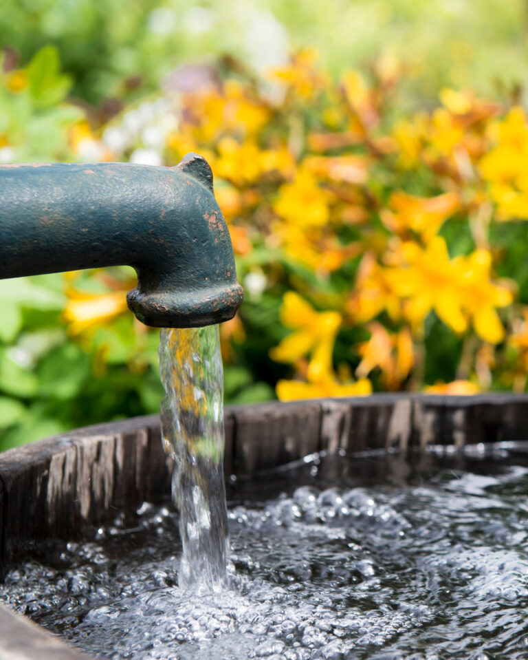 Gartenarbeit: Fliessendes Wasser aus Brunnen