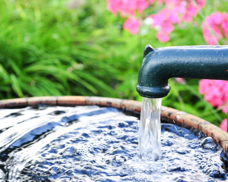 Brunnen: Becken voller Wasser aus Brunnen