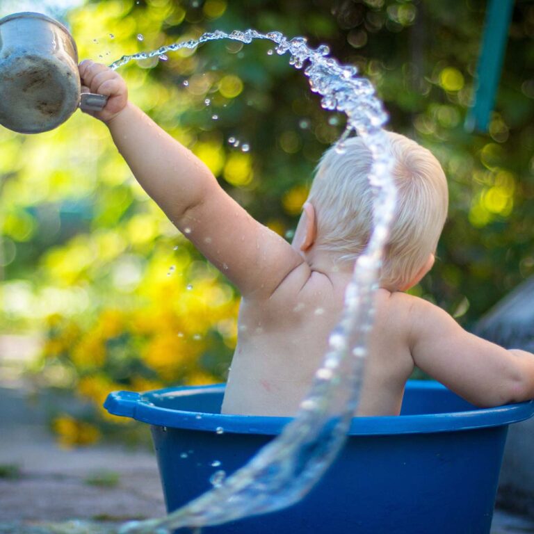 Kinder in ihrem Element: Kleinkind planscht in Becken