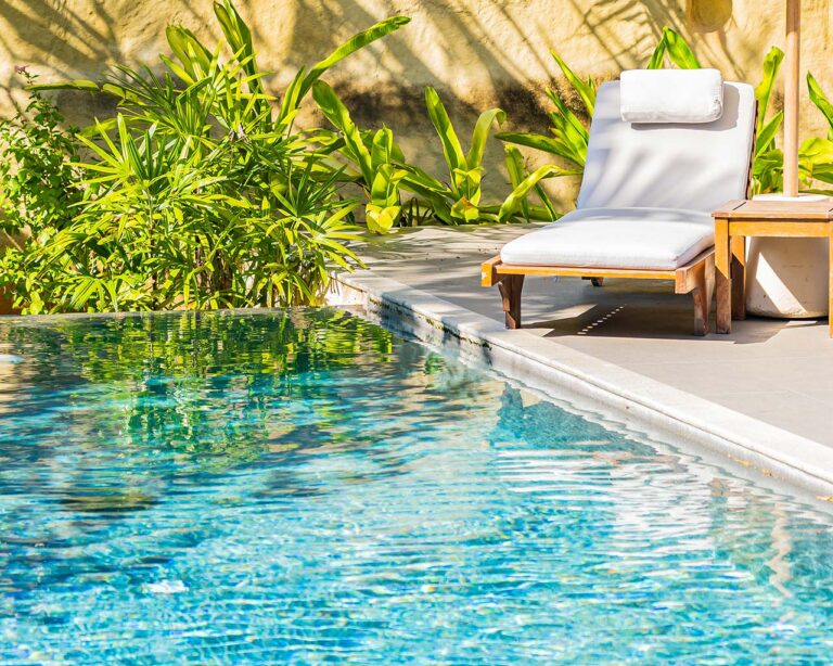 Eine Oase der Erholung: Pool mit Liegestuhl