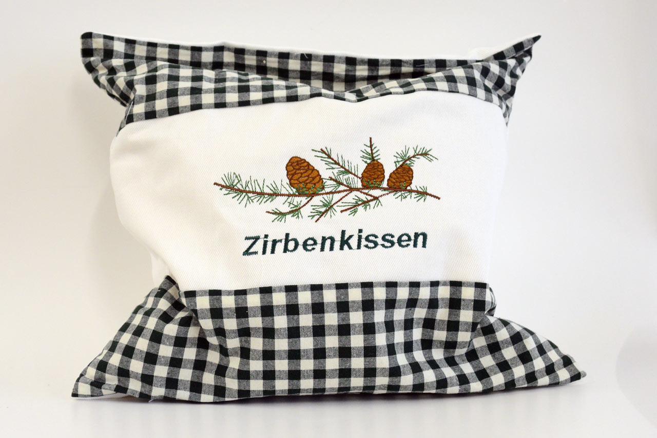 Zirbenkissen grün Zweig mit Zirbenspäne