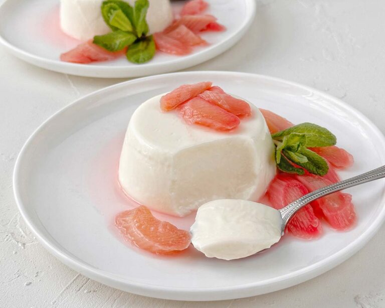 Rezept: Bild Holunder-Joghurt-Flan auf Teller
