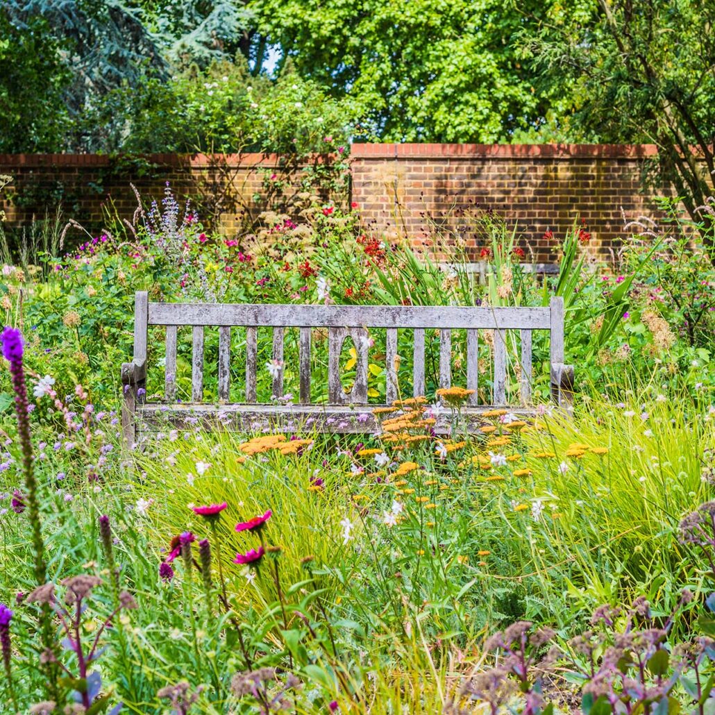 Mauer Bank und Wiese im Vordergrund
