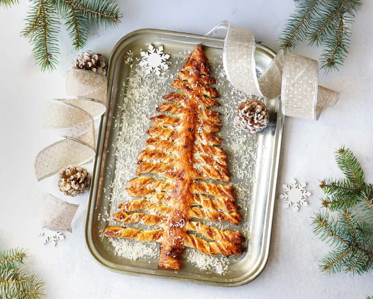 Pesto-Blätterteig-Tannenbaum – fertig gebackener Tannenbaum